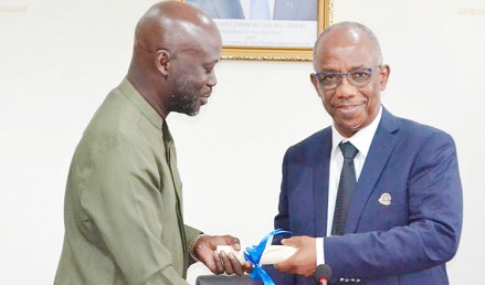 Richard Nii Dadey (right), ARC Board Chairman, presenting a certificate to Sir David Adjaye